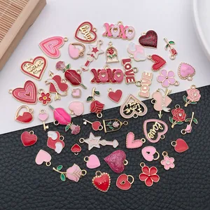 Mélange de breloques cœur, rose et amour en émail pour la création de bijoux DIY