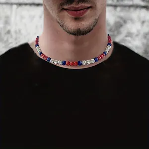 Détail d'un collier de perles crânes rouges blanches bleues sur fond de t-shirt noir