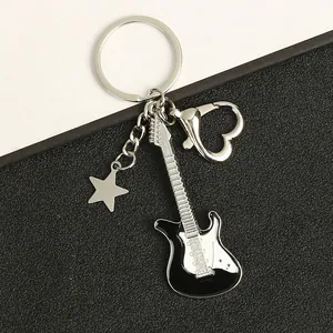Portachiavi chitarra punk vintage con stella d'argento e chiusura a cuore nera