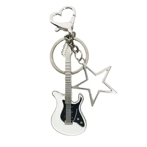 Portachiavi vintage punk a forma di chitarra con stella e chiusura a cuore