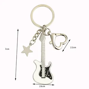 Dettaglio portachiavi a chitarra argento con dimensioni e ciondolo a stella da 7cm