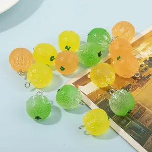 DIY Orangen Fruchtanhänger mit strukturierter Harzoberfläche für handgemachten Schmuck