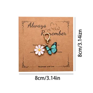 Pendentifs marguerite et papillon en alliage avec fermoir homard sur carte de 8 cm