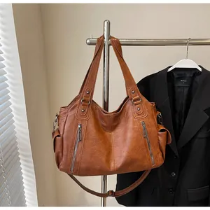 Détails du grand sac à main marron en cuir avec poches latérales et texture fine
