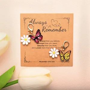 Pendentifs papillon et marguerite avec fermoir doré et carte de vœux cadeau