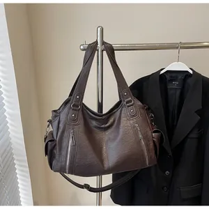 Détails du sac cabas en cuir PU marron foncé avec fermetures éclair argentées