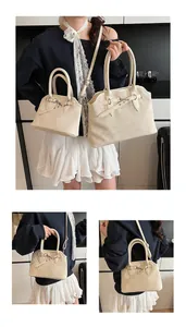 Detail van de crème corduroy shopper set met decoratieve riemen en metalen gespdetails