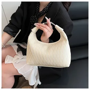 Schicke cremefarbene Handtasche mit Plissee-Struktur und stilvoller Wellen-Prägung