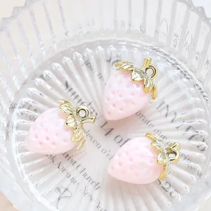 Lot de trois pendentifs fraise en acrylique rose avec crochets dorés pour bijoux DIY