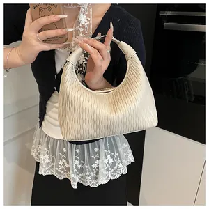Detailansicht der beigen Plissee-PU-Lederhandtasche mit elegantem Halbmond-Design