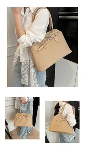 Gedetailleerd overzicht van beige geplooide shopper met gesp en stevig handvat