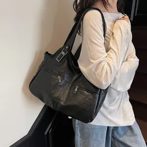 Klassieke zwarte leren shopper met dubbele zilveren ritsen en veel ruimte voor dagelijks gebruik