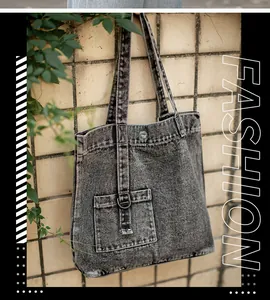 Detailansicht der Retro-Denim-Tragetasche mit Fronttasche und Metall-D-Ring-Befestigung