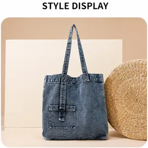 Detail der blauen Vintage-Jeans-Einkaufstasche mit Fronttasche und Metallic-Knopf-Akzent