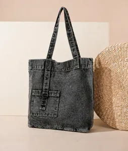 Detail der dunkelgrauen Denim-Tote-Bag mit funktionaler Fronttasche und D-Ring-Schnalle
