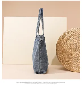 Detailansicht der Vintage-Denim-Tragetasche mit Fokus auf Seitenbreite und Stoffstruktur