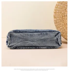 Detailansicht der blauen Denim-Textur und ordentlichen Nähten einer Shopper-Tasche