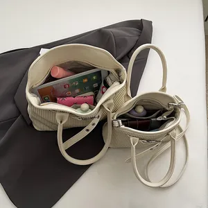 Gebroken witte geplooide shopper set met verticale textuur en grote capaciteit voor woonwerk