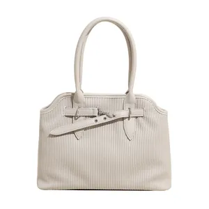 Minimalistische beige shopper met gestreepte textuur en decoratieve zilveren gesp