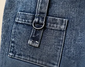Detail der dunkelblauen gewaschenen Denim-Tasche mit quadratischer Tasche und D-Ring-Akzent