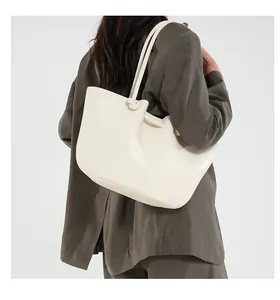 Borsa a secchiello plissettata alla moda con manico a nodo sul retro della modella