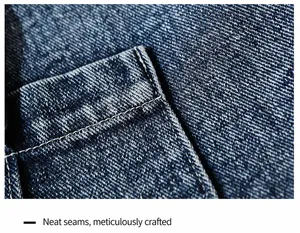Makrodetail der weißen Nähte auf dem blauen Vintage-Jeansstoff dieser Tragetasche