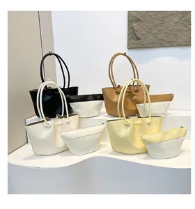 Dettaglio delle borse tote colorate con manici a nodo e pochette in tela abbinate