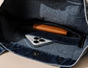 Makroaufnahme der großen Denim-Tragetasche mit vielen Innenfächern und Reißverschluss