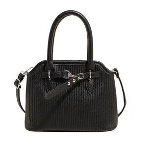 Borsa tote nera a righe in ecopelle martellata con tracolla regolabile e manici