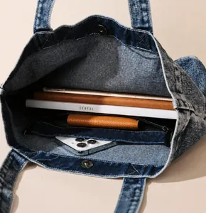 Geräumiges Innere der Retro-Jeans-Tasche mit großem Fassungsvermögen und Magnetverschluss
