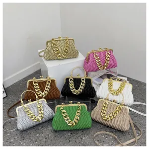 Collectie geplooide schelptassen in acht kleuren met gouden kettinghengsels en metalen sluiting