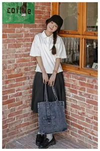Detailansicht der Vintage-Jeans-Tragetasche mit Cargotasche in einem Lifestyle-Szenario