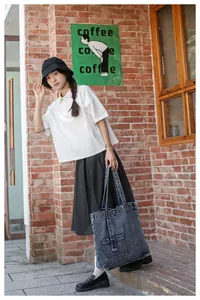 Detailaufnahme einer großen Vintage-Jeans-Tote-Bag kombiniert mit einem Casual-Outfit