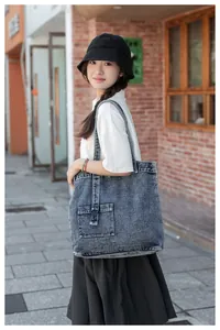Detailansicht einer Vintage-Denim-Tragetasche aus säuregewaschenem blauem Jeansstoff