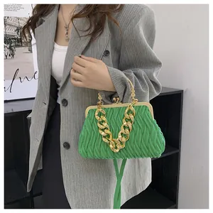 Detail van groene matelassé handtas met vintage gouden sluiting en kettinghandvat