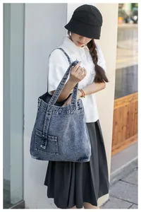 Details der Vintage-Tasche aus blauem Denim mit Vordertasche und großem Fassungsvermögen