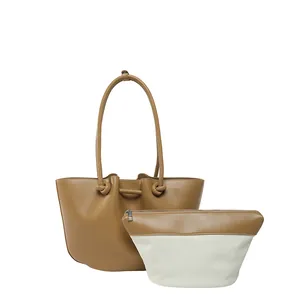 Borsa a secchiello plissettata color cammello con pochette bianca set donna 2025