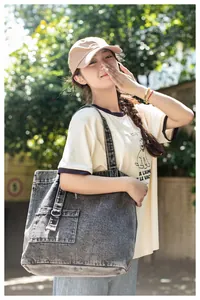 Detailaufnahme der dunkelgrauen Jeans-Einkaufstasche mit Vordertasche und Metallschnalle