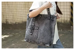 Nahaufnahme der grauen Denim-Einkaufstasche mit kleiner Tasche und metallenem D-Ring