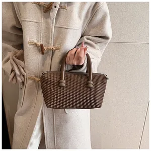 Gros plan du sac fourre-tout marron en similicuir avec poignées à double boule uniques