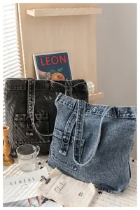 Detail von Vintage-Denim-Totes mit Utility-Taschen und metallischen D-Ring-Akzenten