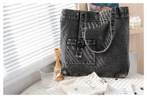 Detailansicht der dunkelgrauen Denim-Tragetasche mit Vintage-Waschung und D-Ring-Element
