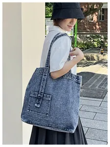 Detaillierte Textur der graublauen Denim-Einkaufstasche mit funktionaler Tasche