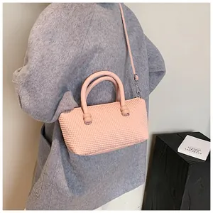 Détails du sac à bandoulière rose texturé à carreaux avec poignées et crochets