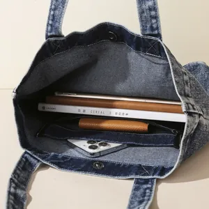 Große Vintage Denim-Einkaufstasche in Blau mit Fächern und praktischem Magnetverschluss-Detail