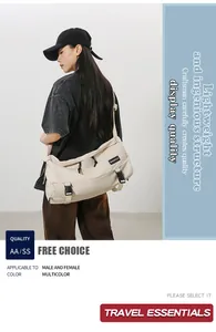Vista dettagliata della borsa a tracolla beige capiente con fibbie e cerniere nere
