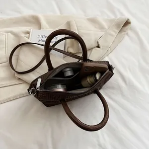 Sac fourre-tout vintage marron foncé à carreaux avec doubles poignées et bandoulière