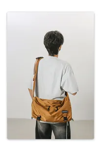 Grande borsa a tracolla in nylon marrone vista posteriore indossata dal modello
