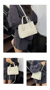 Dettaglio della borsa tote bianco crema con trama martellata e tracolla regolabile