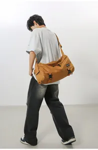 Borsa a tracolla marrone capiente con tracolla regolabile mostrata su un modello